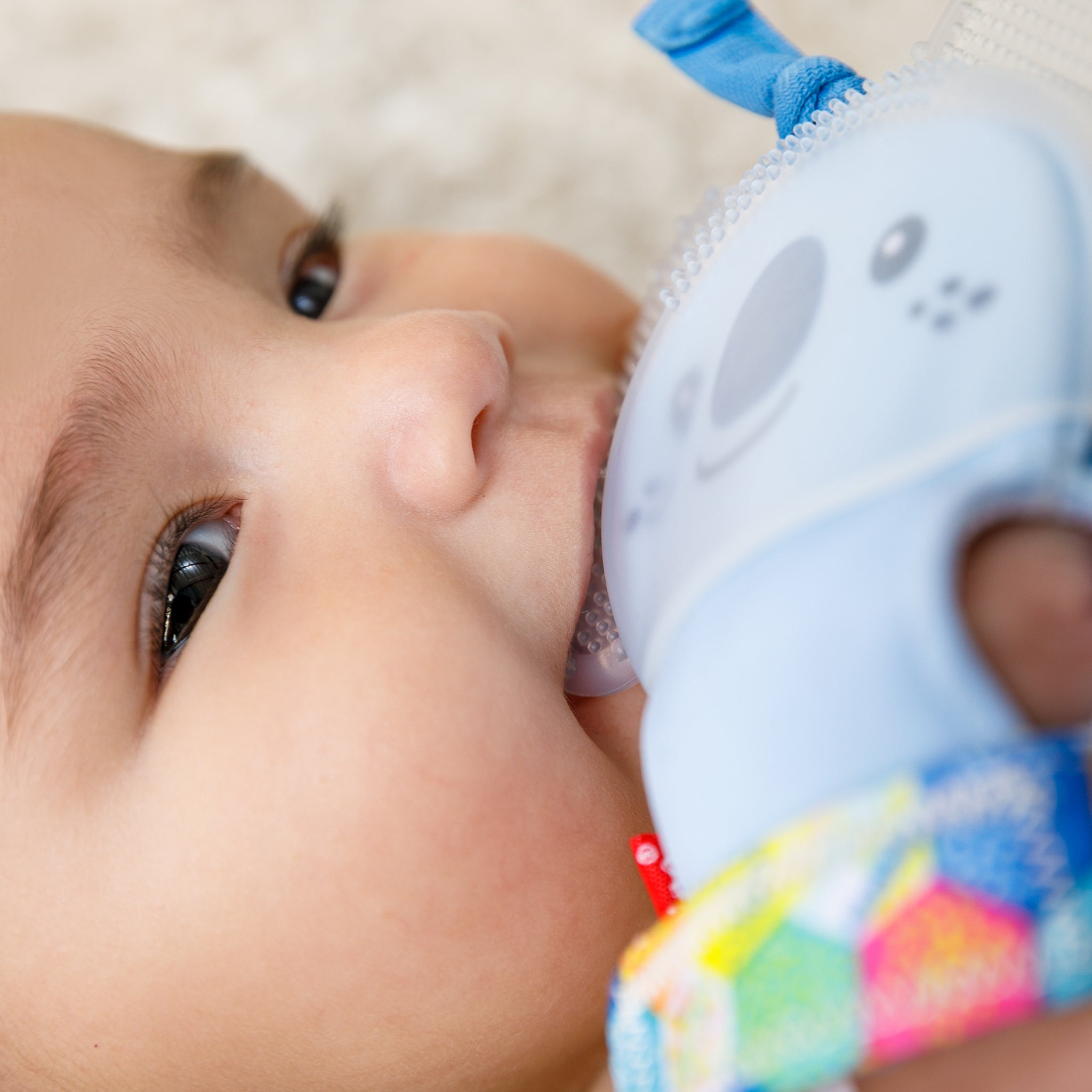 Crystal clear play & teethe mitten™ – Infantino