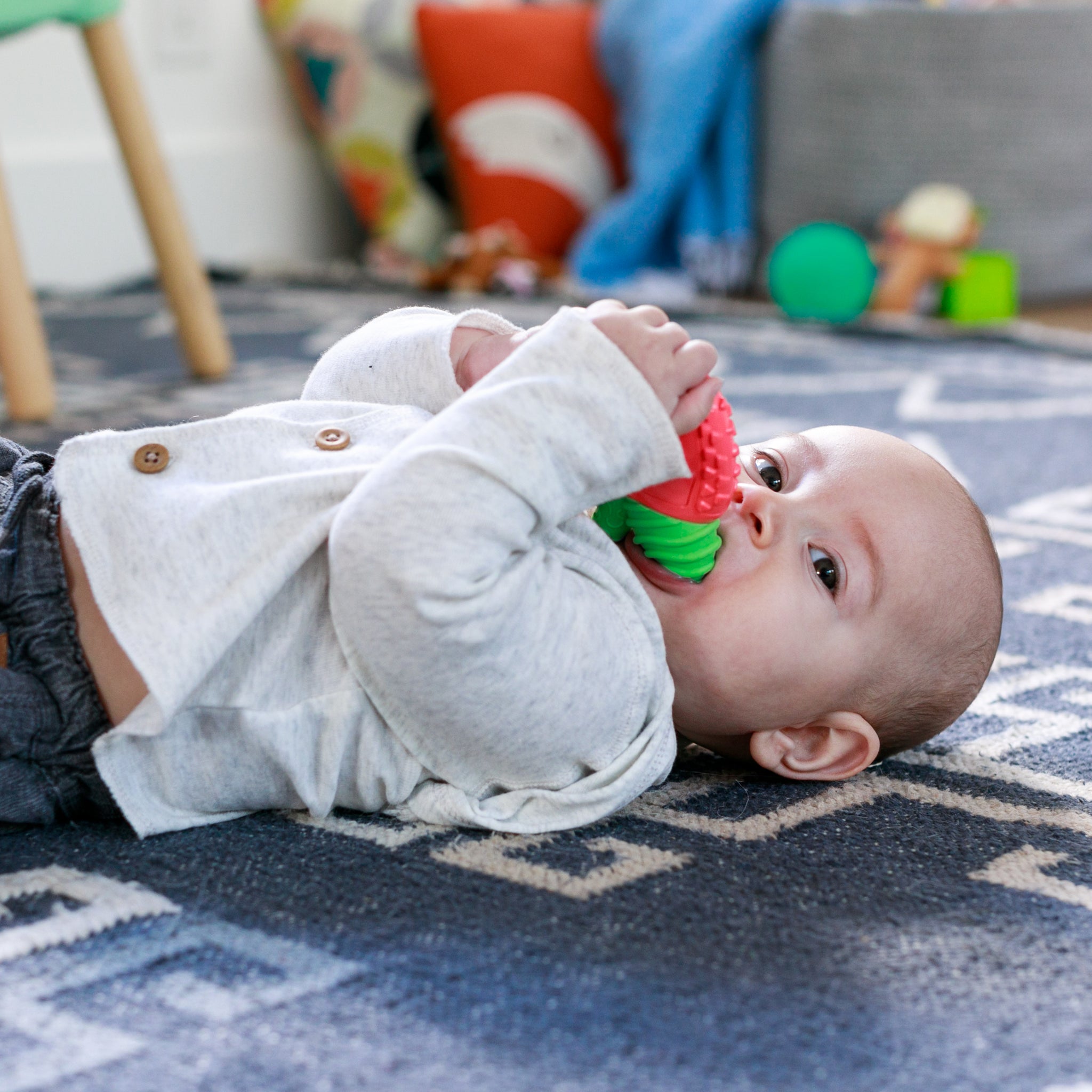 Lil' Nibblers Vibrating Teether™ - Apple – Infantino